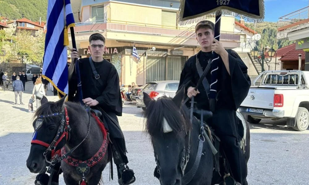 Λιβάδι Ελασσόνας - 28η Οκτωβρίου: Νέοι παρέλασαν πάνω σε άλογα - Υπέροχες εικόνες